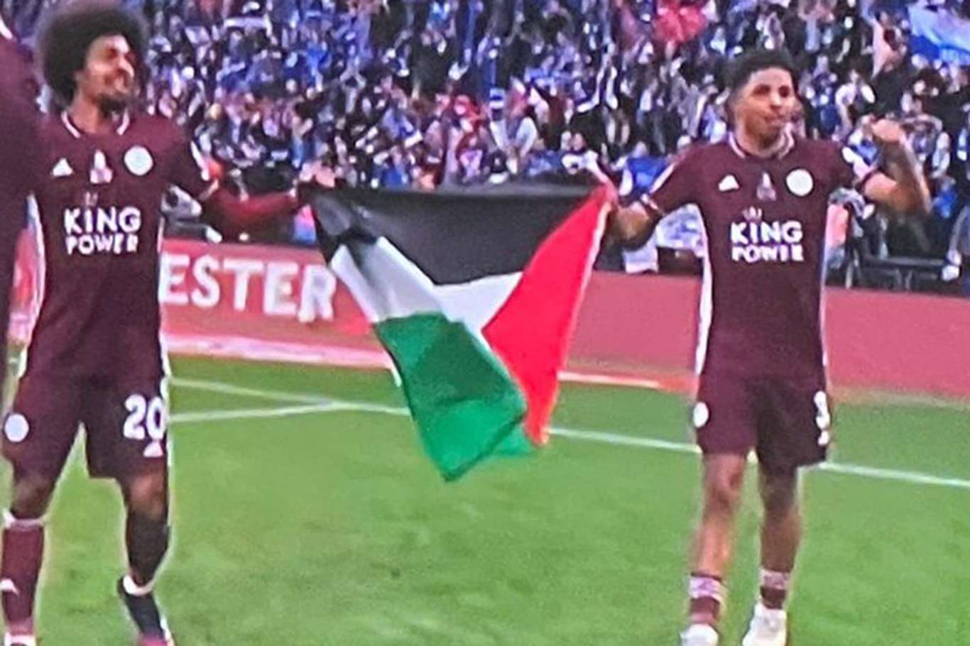 İngiltere Federasyon Kupası'nı kazanan Leicester City oyuncuları Filistin bayrağı açtı İngiltere Federasyon Kupası'nı kazanan Leicester City oyuncuları Filistin bayrağı açtı